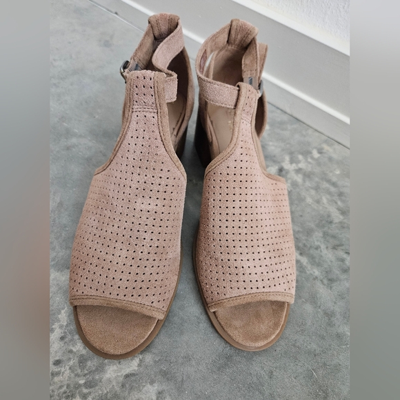 Koolaburra by UGG Heels - Picture 2 of 8